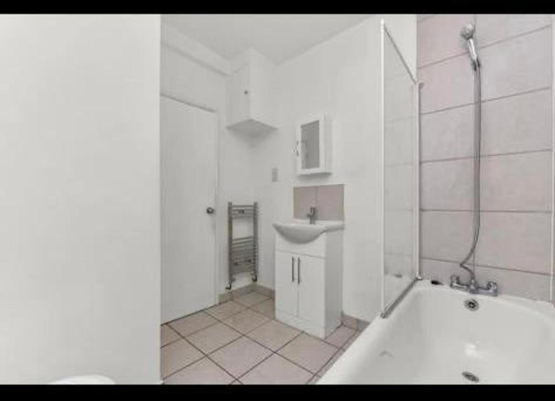 Modern With 4 Bedrooms Apartment *