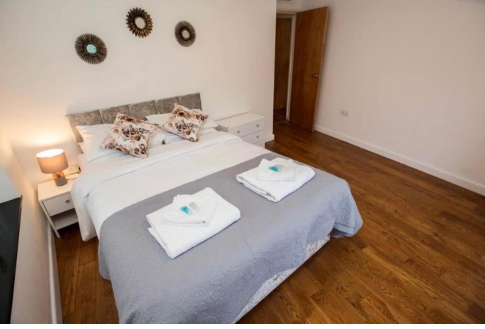Modern With 4 Bedrooms Apartment *